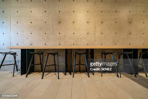 empty chairs in restaurant - clean wood table stock-fotos und bilder