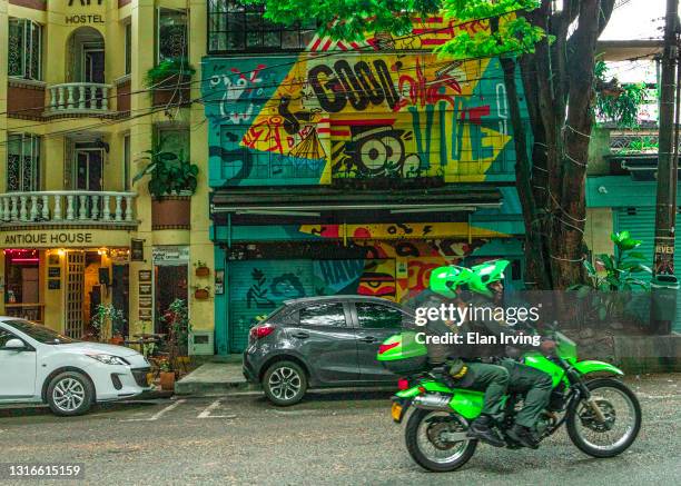 medellin colombia police on bike - medellin kolumbien stock-fotos und bilder