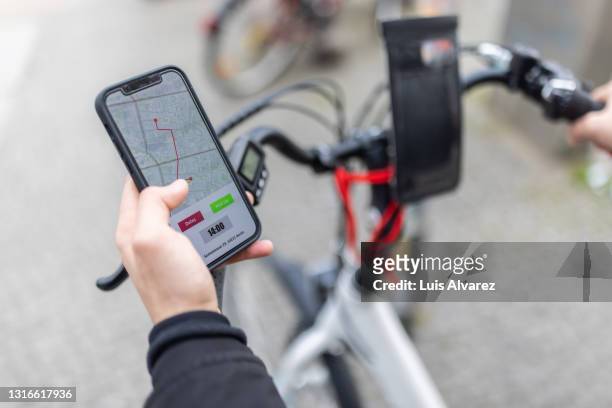 delivery person checking directions on smartphone - navigational equipment 個照片及圖片檔
