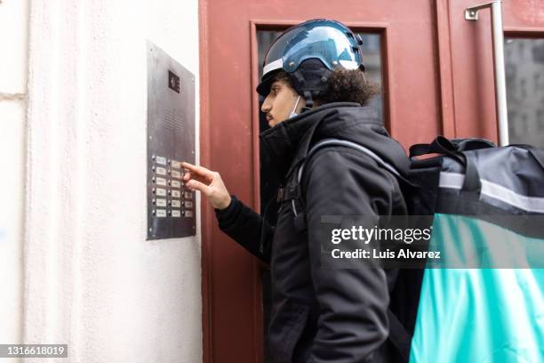 courier person making food home delivery - door bell 個照片及圖片檔