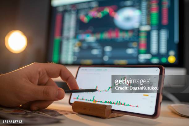 交易者在網路圖表上分析全球比特幣價格 - bear market 個照片及圖片檔