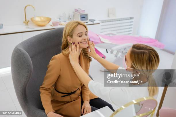 mujer en consulta con un médico esteticista en hospital de belleza - special screening of wont you be my neighbor fotografías e imágenes de stock