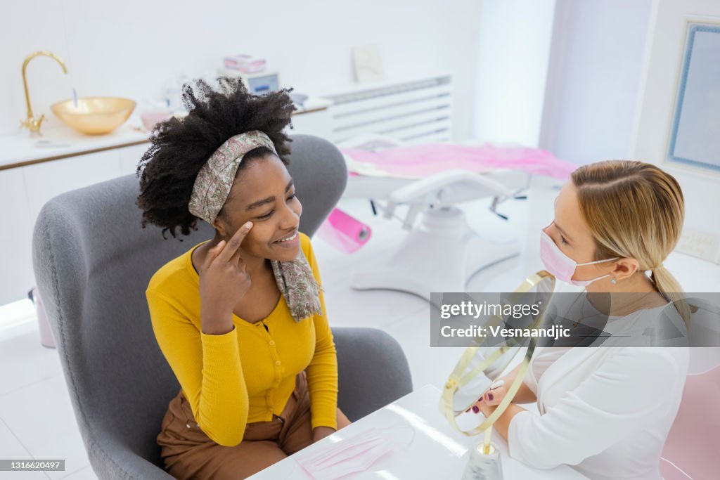 Frau in Absprache mit einem Arzt Ästhetiker in Beauty-Krankenhaus