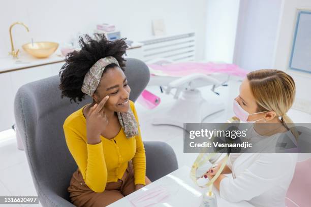 vrouw in overleg met een artsestheeskundige in schoonheidsziekenhuis - schoonheidsspecialist stockfoto's en -beelden