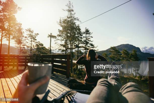 pov ontbijt in een majestueus resort tijdens de zomer in noorwegen - cabin stockfoto's en -beelden