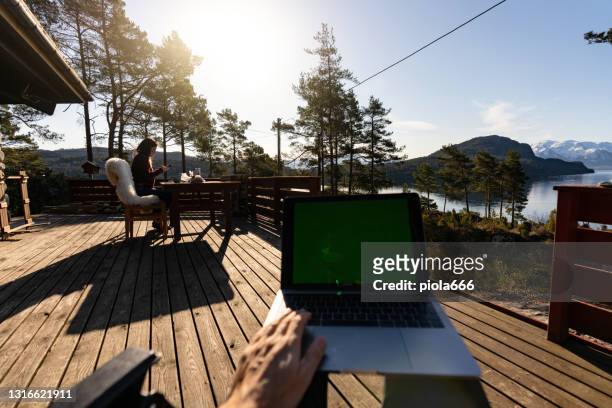pov smart arbeiten in einem majestätischen resort: geräte mit green screen chroma-taste - vacances plage stock-fotos und bilder
