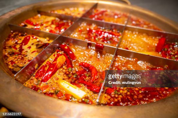 the boiling chongqing hot pot - szechuan cuisine stockfoto's en -beelden