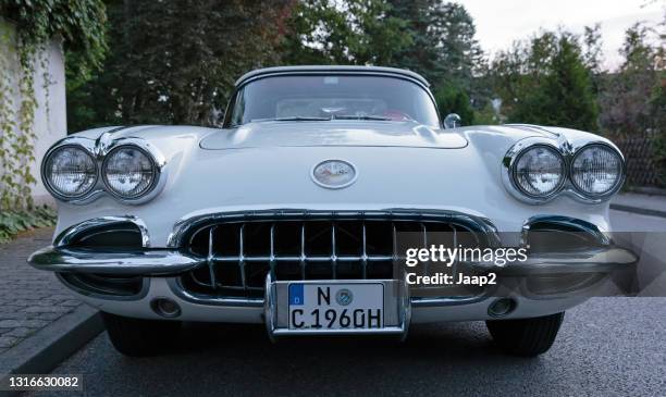 vista frontal de un chevrolet corvette c1 convertible alemán blanco - grille fotografías e imágenes de stock