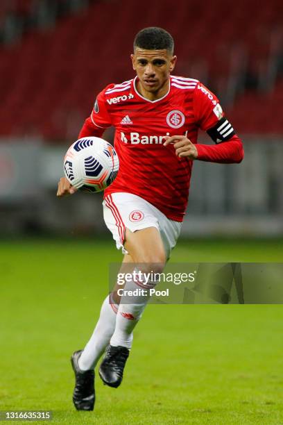 Taison of Internacional drives the ball during a match between Internacional and Olimpia as part of Group B of Copa CONMEBOL Libertadores 2021 at...