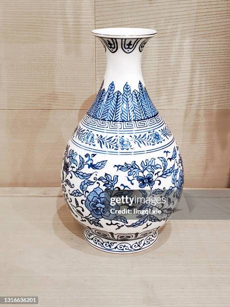 chinese blue and white porcelain vase - vas bildbanksfoton och bilder