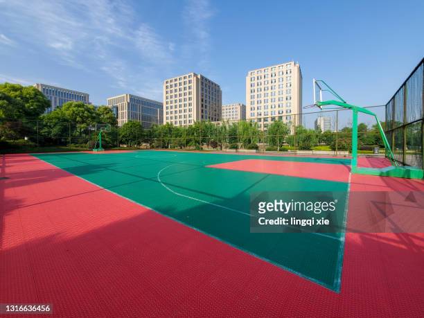basketball court under blue sky and white clouds - street basketball stockfoto's en -beelden