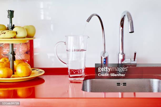 osmosis filtered water tap - filtración fotografías e imágenes de stock