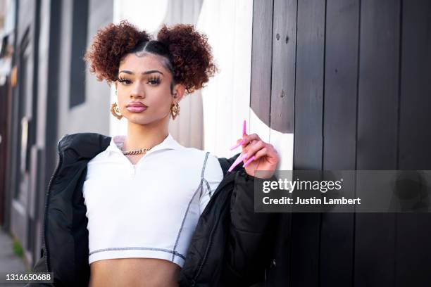 trans woman posing confidently against a black and white wall - black transgender 個照片及圖片檔