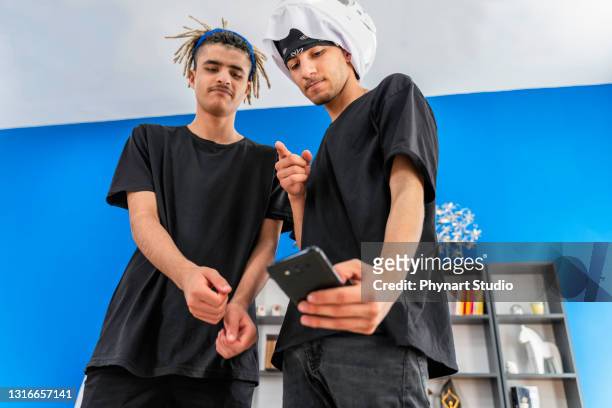 junge teenager-jungs vlogging - two young arabic children only indoor portrait stock-fotos und bilder