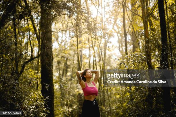 mulher feliz ao ar livre desfrutando da natureza - amanda rosa - fotografias e filmes do acervo