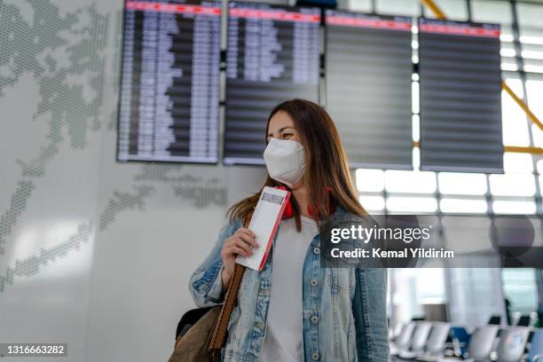 junge frau bereit für ihren ersten flug nach covid-19 impfung - lost luggage stock-fotos und bilder