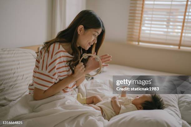 moeder met haar baby. - singing stockfoto's en -beelden