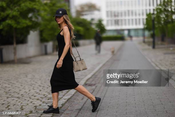 hulkende hjælp Plateau 34,669 Chanel Black Dress Photos and Premium High Res Pictures - Getty  Images