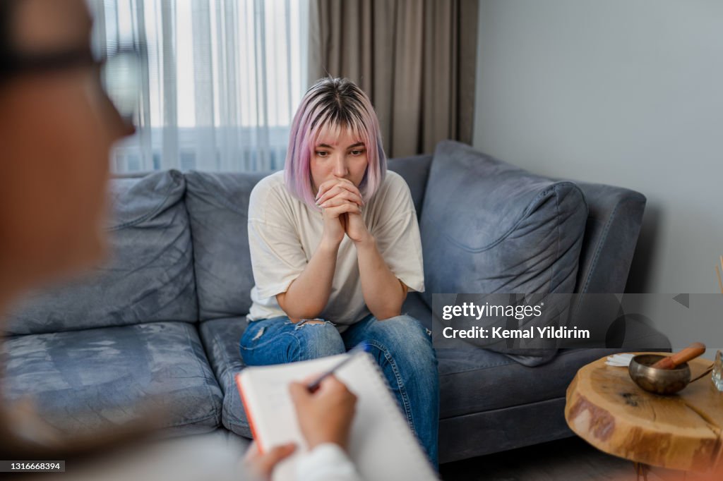 Jovem sem esperança falando com seu terapeuta