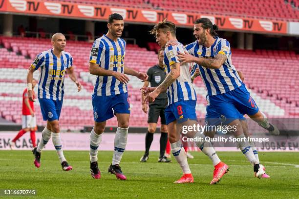 Mateus Uribe of FC Porto celebrates with his team mates after scoring his team's first goal during the Liga NOS match between SL Benfica and FC Porto...