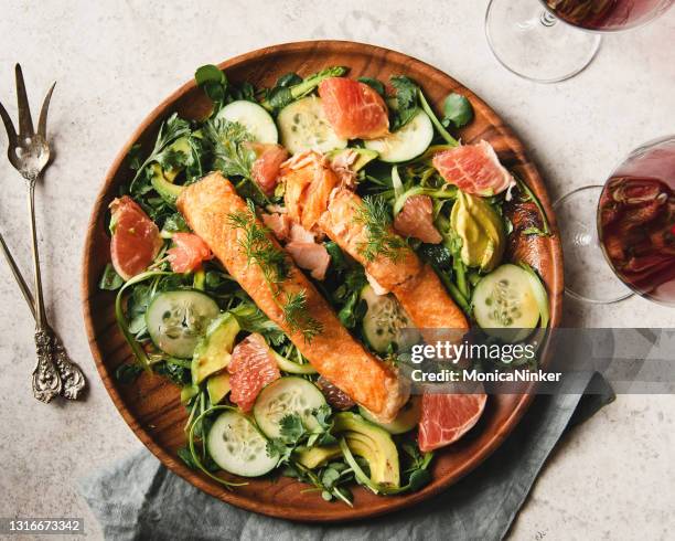 zalm over waterkerssalade - salad stockfoto's en -beelden