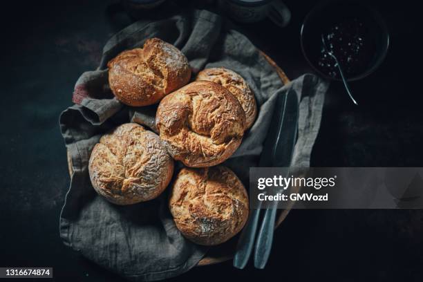 variación del pan integral casero fresco, pan de semillas y pan de masa madre - bun fotografías e imágenes de stock