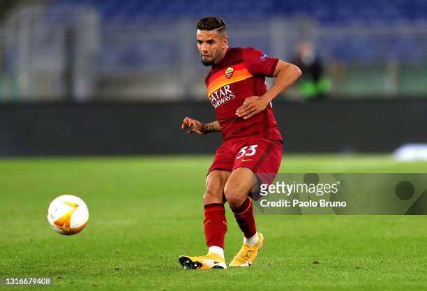 Bruno Peres of A.S Roma passes the ball during the UEFA Europa League Semi-final Second Leg match between AS Roma and Manchester United at Stadio...