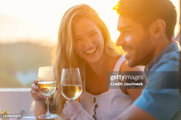 romantisches paar flirtet und trinkt wein im freien. - sunlight through drink glass stock-fotos und bilder