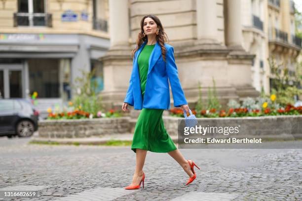 Ketevan Giorgadze @katie.one wears a midi green dress featuring a round neckline, long gathered sleeves from Zara, orange slingback pointed pumps...