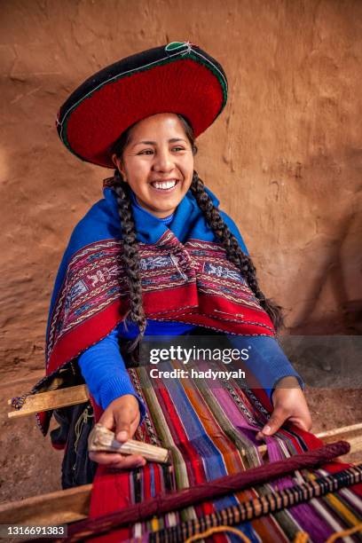 joven peruana tejiendo en chinchero, el valle sagrado - chinchero fotografías e imágenes de stock