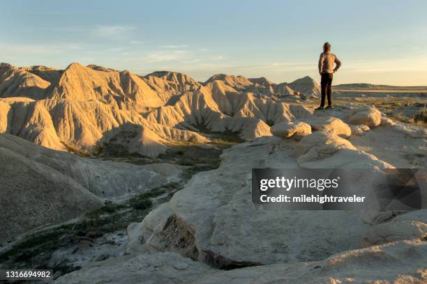 wandelaar wandelingen paddenstoel geologisch park rotsformaties oglala national grassland nebraska - nebraska stockfoto's en -beelden