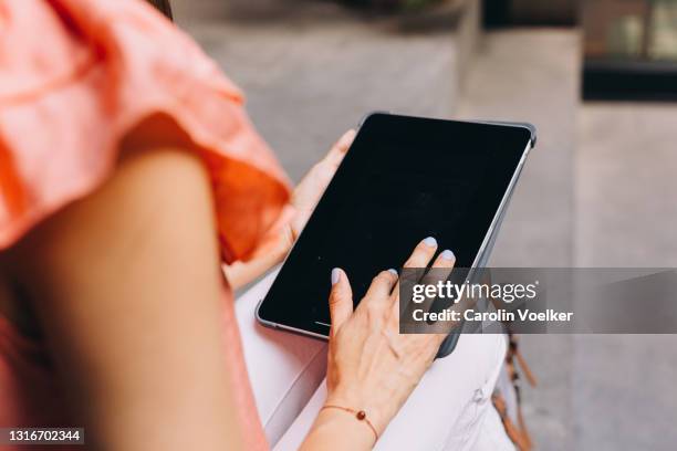 over the shoulder view of hand touching a device screen of a tablet - digitizer imagens e fotografias de stock