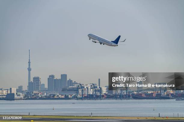 the airplane flying over the sea in tokyo of japan - bucht von tokio stock-fotos und bilder