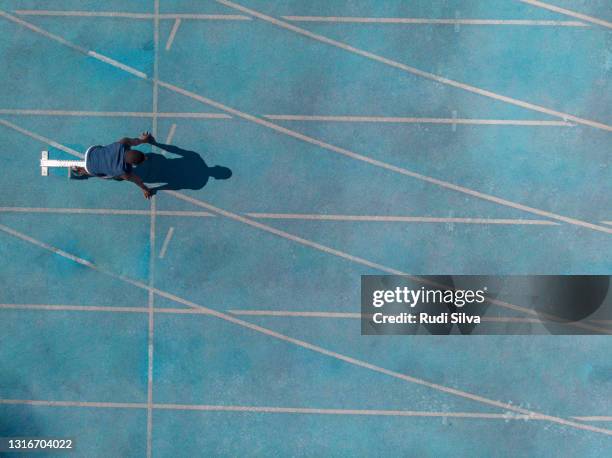 deportes de atletismo - línea de salida fotografías e imágenes de stock