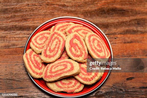 seen from above, a red plate with two-color biscuits like sliced swiss roll - two tone photos et images de collection