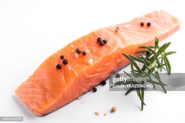 fresh salmon fish fillet. raw salmon fillets pepper salt dill and rosemary on white - lachs stock-fotos und bilder