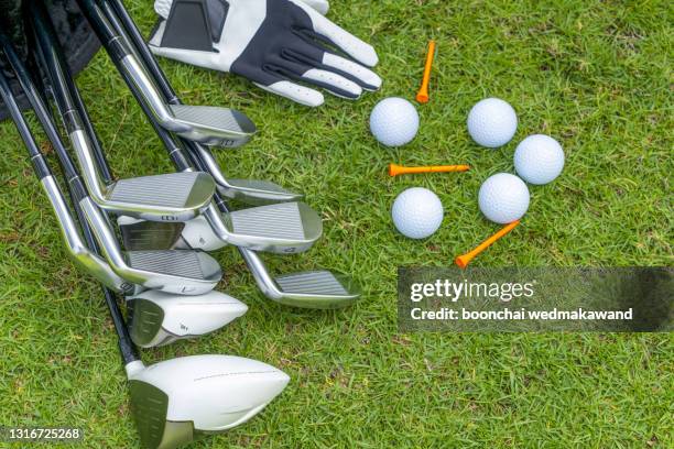 golf equipment on green grass. - drivingrange stockfoto's en -beelden