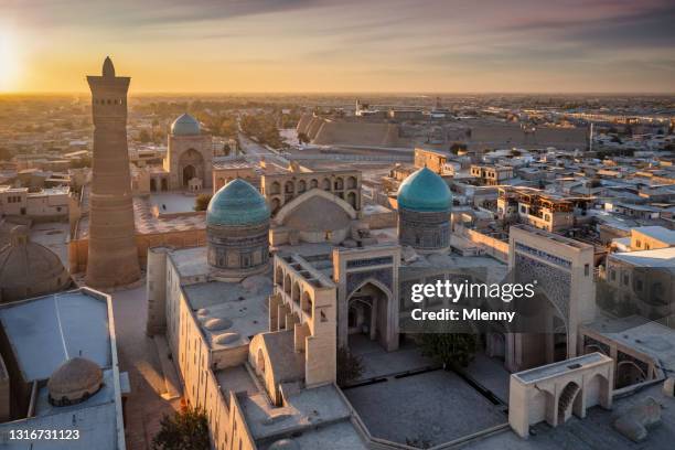 bukhara oezbekistan zonsondergang poi kalan buxoro luchtfoto - moskee toerisme stockfoto's en -beelden