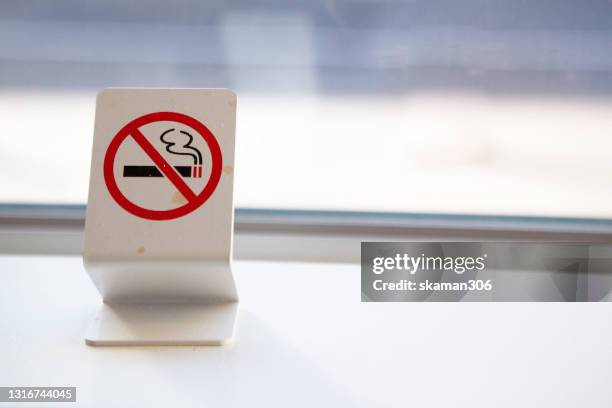 close up no smoking sign and copyspace with clear background - no smoking sign 個照片及圖片檔