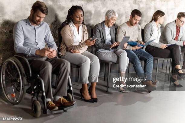 empresarios anticipando entrevista de trabajo en sala de espera. - disabled access fotografías e imágenes de stock