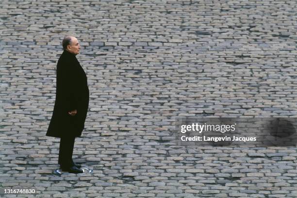 François Mitterrand rend hommage à François de Grossouvre lors d'une cérémonie officielle aux Invalides à Paris, le lendemain du suicide du haut...