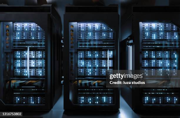 serverraum-rechenzentrum für cloud computing - rechenzentrum stock-fotos und bilder