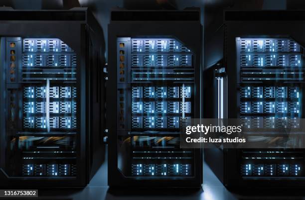 centro de datos de la sala de servidores para computación en la nube - datacenter fotografías e imágenes de stock