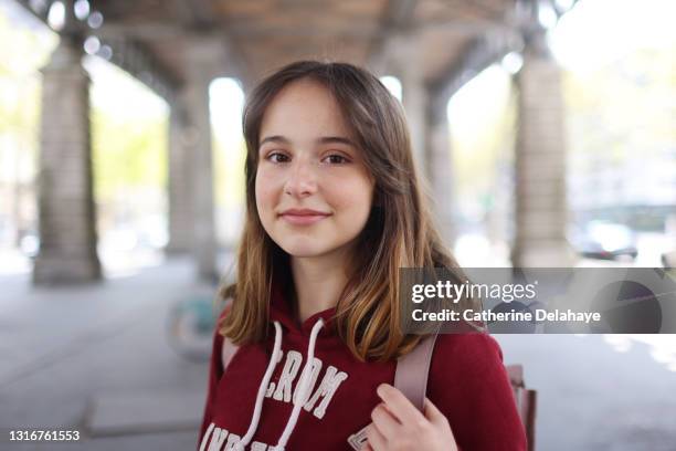 portrait of a teenage girl in the streets of paris - sólo chicas adolescentes fotografías e imágenes de stock