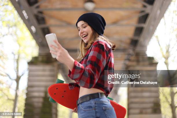portrait of a teenage girl in the streets of paris - teenager smart phone foto e immagini stock