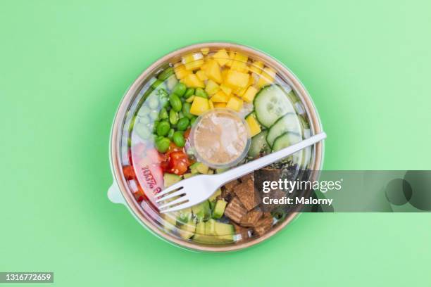close-up of a healthy lunch in a plastic container on green background. - green salad ストックフォトと画像