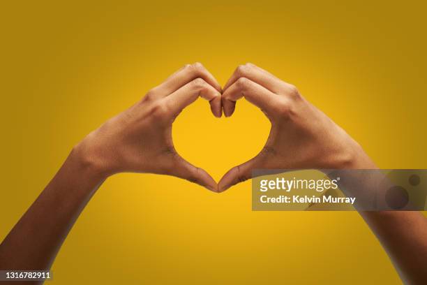 hands making heart shape - love - fotografias e filmes do acervo