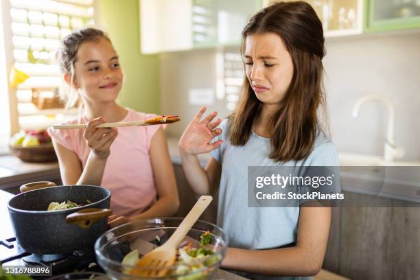 meisje dat weigert groenten te eten - picky eater stockfoto's en -beelden