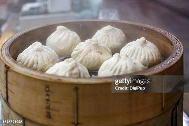 baozi in steamer - filling ストックフォトと画像