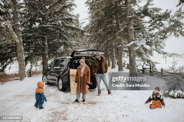 canada, ontario, parents with children next to car - winter road trip stock pictures, royalty-free photos & images